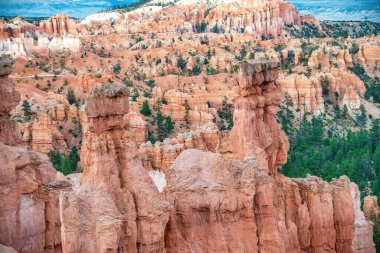 Bryce Kanyonu 'nun yaz günbatımındaki hava manzarası. Bryce Canyon Ulusal Parkı, Utah 'ta turuncu renkli kabadayılara kırmızı kaya oluşumlarına göz yumuluyor.