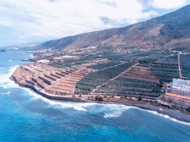 Tenerife, Kanarya Adaları 'nın kuzey kıyısındaki La Caleta Sahili' nin havadan görünüşü