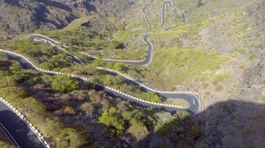 İHA 'dan Tenerife Dağı' na giden yolun yukarıdan görünüşü - İspanya