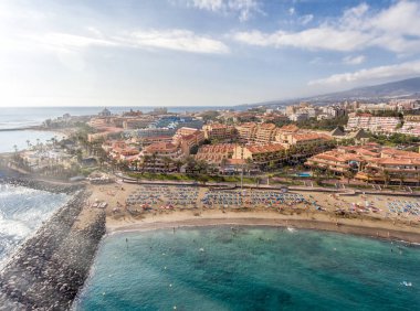 Tenerife 'nin güney kıyısındaki Las Vistas Plajı ve Playa de Los Cristianos' un hava manzarası