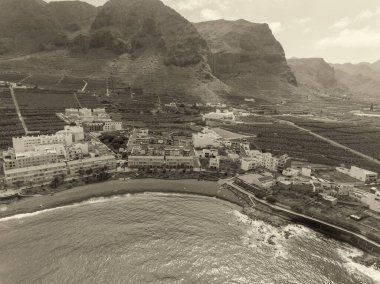 Tenerife, Kanarya Adaları 'nın kuzey kıyısındaki La Caleta Sahili' nin havadan görünüşü