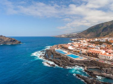 Tenerife, Kanarya Adaları 'nın kuzey kıyısındaki Garachico kıyı şeridinin havadan görüntüsü.