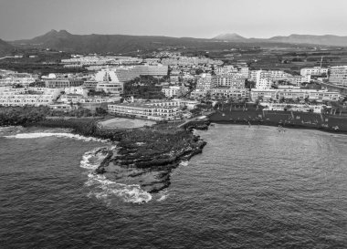 Santiago del Teide liman bölgesi, Kanarya Adaları 'ndan Tenerife' nin havadan görünüşü