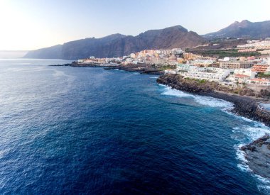 Santiago del Teide liman bölgesi, Kanarya Adaları 'ndan Tenerife' nin havadan görünüşü