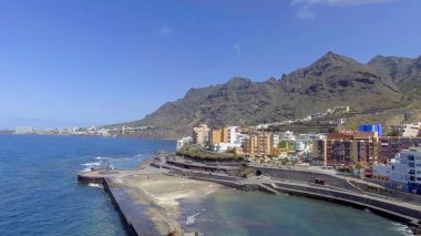Güneşli bir günde Puerto de la Cruz 'un hava manzarası, Tenerife - İspanya