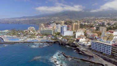 Güneşli bir günde Puerto de la Cruz 'un hava manzarası, Tenerife - İspanya