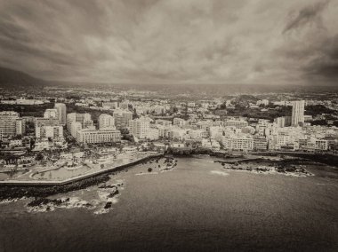 Tenerife, Kanarya Adaları 'ndaki İHA' dan Puerto de la Cruz.