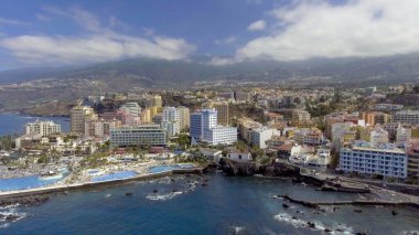 Güneşli bir günde Puerto de la Cruz 'un hava manzarası, Tenerife - İspanya