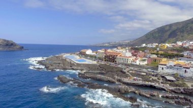 Santiago del Teide 'nin hava manzarası, İHA' dan Tenerife