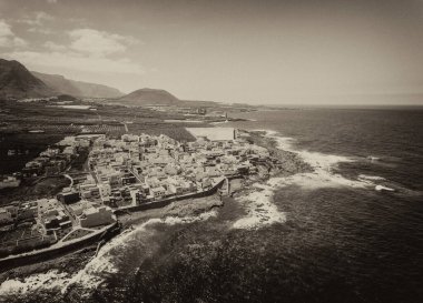 Tenerife, Kanarya Adaları 'nın kuzey kıyısındaki La Caleta Sahili' nin havadan görünüşü