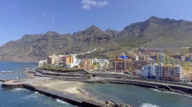 Güneşli bir günde Puerto de la Cruz 'un hava manzarası, Tenerife - İspanya