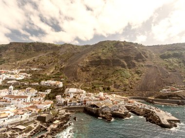 Tenerife, Kanarya Adaları 'nın kuzey kıyısındaki Garachico kıyı şeridinin havadan görüntüsü.
