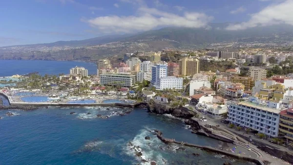 Güneşli bir günde Puerto de la Cruz 'un hava manzarası, Tenerife - İspanya
