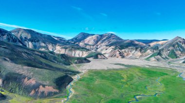Landmannalaugar Bölgesi, İzlanda 'daki ünlü İzlanda manzarası. Arkaplanda yeşil lav tarlaları ve dağlar, hava manzarası