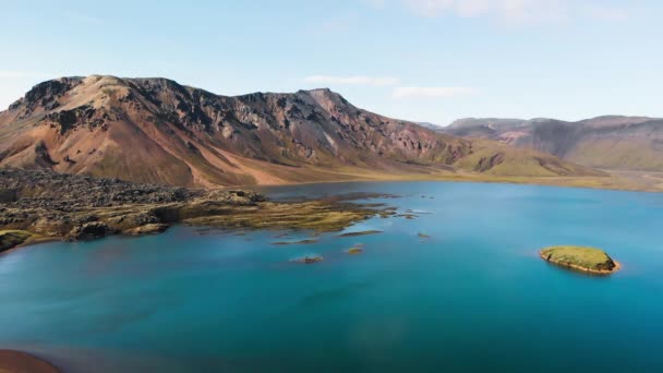 Lago y montañas del paisaje Landmannalaugar en temporada de verano, vista aérea - Islandia - Europa — Vídeos de Stock