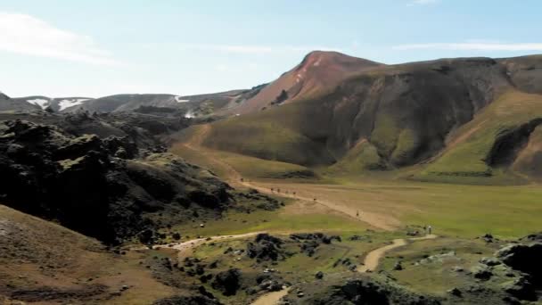 Słynny islandzki krajobraz na wyżynach, obszar Landmannalaugar - Islandia. Zielone pola lawy i góry na tle, widok z lotu ptaka — Wideo stockowe