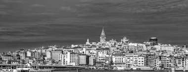 ISTANBUL, TURKEY - 26 Ekim 2014: Güneşli bir günde Beyoğlu, Galata Kulesi ile gökyüzü