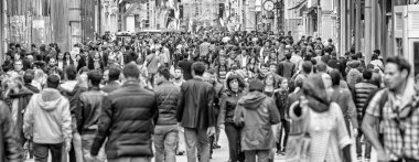 ISTANBUL, TURKEY - 26 Ekim 2014: Turistler ve yerliler, şehrin en ünlü caddesi olan Istiklal Caddesi 'ndeki şehir hayatının tadını çıkarıyorlar