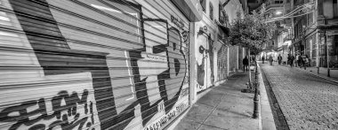 İSTANBUL, TURKEY - 21 Ekim 2014: Duvarlarında grafiti olan Beyoğlu Sokakları