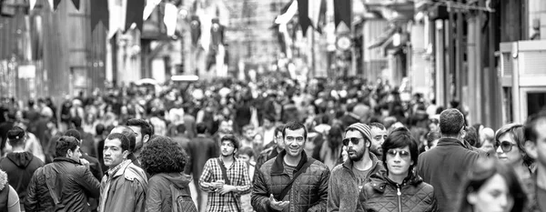 伊斯坦布尔 2014年10月26日 游客和当地人在Istiklal Caddesi 最有名的城市街道 享受城市生活 — 图库照片