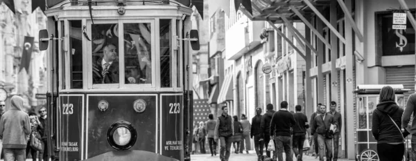 Istanbul Türkei Oktober 2014 Historische Rote Straßenbahn Der Altstadt Entlang — Stockfoto