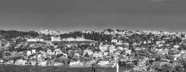 博斯普鲁斯河沿岸伊斯坦布尔建筑的空中景观 — 图库照片