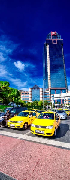 Istanbul Turkey October 2014 Yellow Cabs Besiktas District Sunny Day — Stock Photo, Image