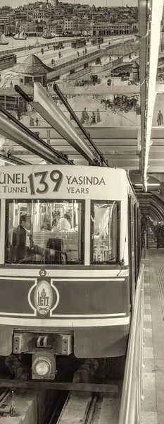 Istanbul Turkey Październik 2014 Historyczny Tramwaj Staro Miejski Dworcu Miejskim — Zdjęcie stockowe