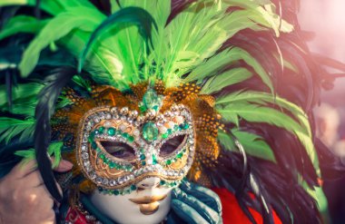 VENICE, İtalya - 8 Şubat 2015: Renkli karnaval maskesi takan güzel bir kadının yakın plan portresi