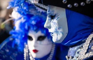 VENICE, İtalya - 8 Şubat 2015: Renkli karnaval maskeleri takan güzel bir çiftin yakın plan portresi