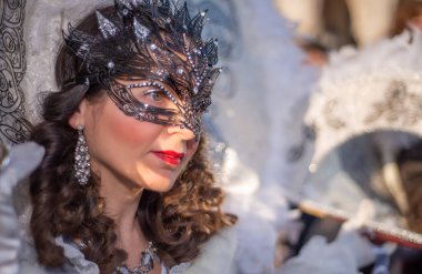 VENICE, İtalya - 8 Şubat 2015: Renkli karnaval maskesi takan güzel bir kadının yakın plan portresi