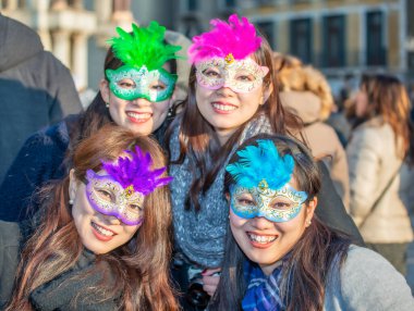 VENICE, İtalya - 8 Şubat 2015: St Mark Meydanı 'nda renkli karnaval maskeleri takan güzel insanların yakın plan portresi