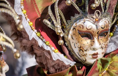 VENICE, İtalya - 8 Şubat 2015: Renkli karnaval maskesi takan güzel bir kadının yakın plan portresi
