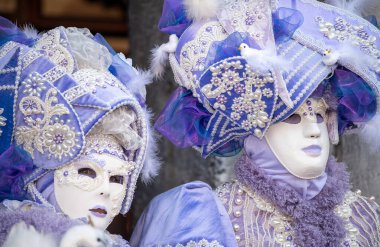 VENICE, İtalya - 8 Şubat 2015: Renkli karnaval maskeleri takan güzel bir çiftin yakın plan portresi