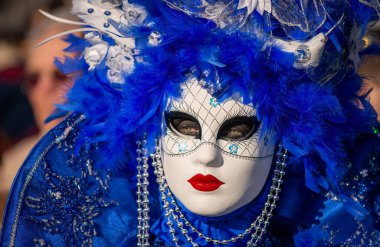 VENICE, İtalya - 8 Şubat 2015: Renkli karnaval maskesi takan güzel bir kadının yakın plan portresi