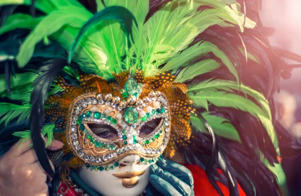 Venice イタリア 2015年2月8日 カラフルなカーニバルマスクを身に着けている美しい女性のクローズアップ肖像 — ストック写真