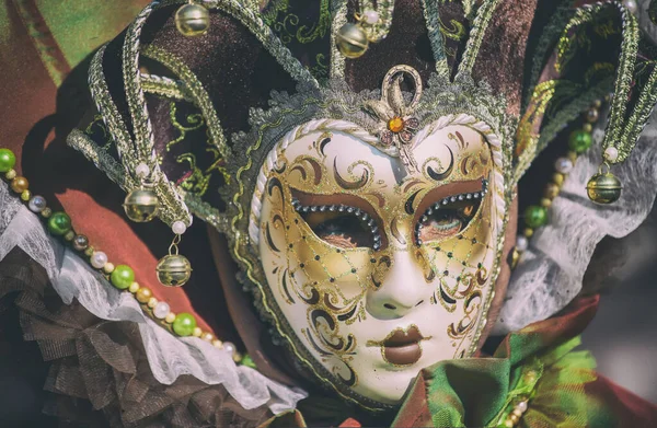 Venice イタリア 2015年2月8日 カラフルなカーニバルマスクを身に着けている美しい女性のクローズアップ肖像 — ストック写真