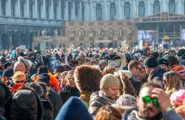 Венеция Италия Февраля 2015 Толпа Главных Улицах Венеции Карнавальном Параде — стоковое фото