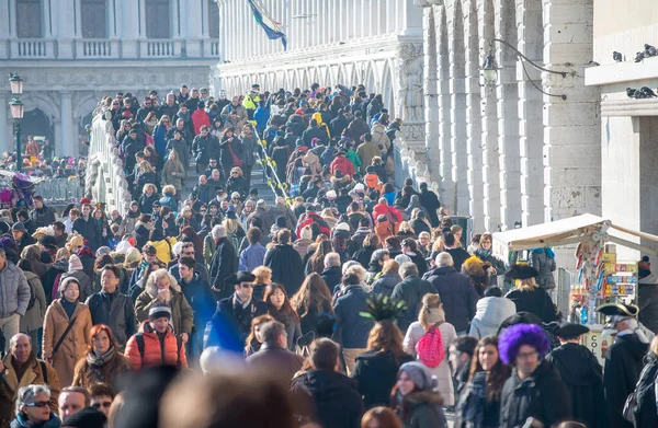 Venice Itálie February 8Th 2015 Dav Podél Hlavních Benátských Ulic — Stock fotografie