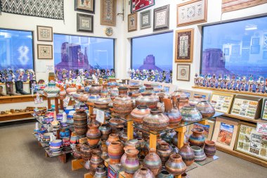 MONUMENT VALLEY, ABD - 25 Haziran 2018: Anıt Vadisi Günbatımı manzaralı hediyelik eşya dükkanı