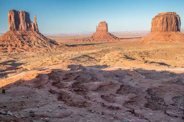 Anıt Vadisi 'nde Mitten ve East Butte üzerinde güzel bir günbatımı. Utah, ABD