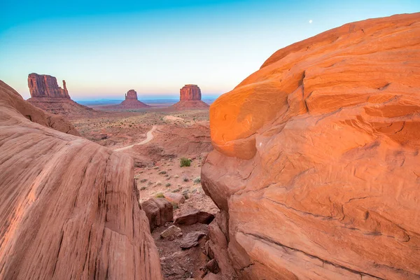 Piękny Zachód Słońca Nad Zachodem Mitten East Butte Monument Valley — Zdjęcie stockowe