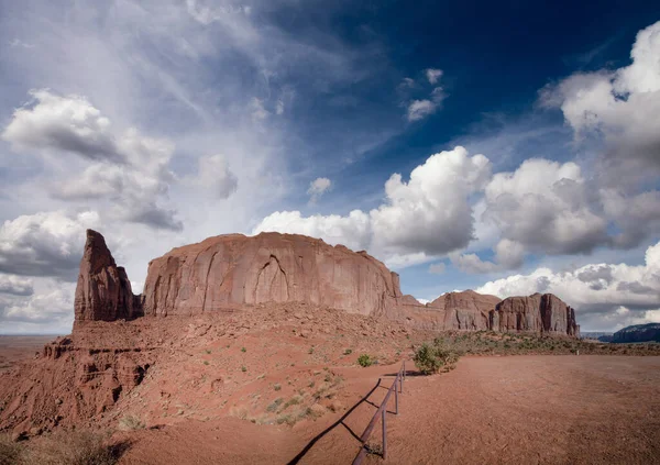 Západ Slunce Obloha Pruhy Modré Barvy Nad Monument Valley Oblast — Stock fotografie