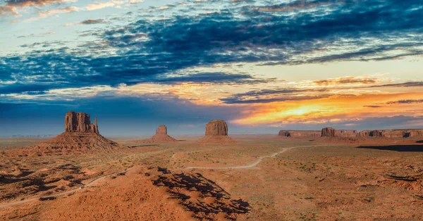 Solnedgång Himmel Med Ränder Gul Färg Över Monument Valley Region — Stockfoto