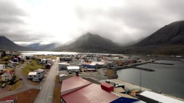 Yaz mevsiminde Olafsfjordur manzarasının güzel hava manzarası, İzlanda.
