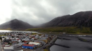 Yaz mevsiminde Olafsfjordur manzarasının güzel hava manzarası, İzlanda.
