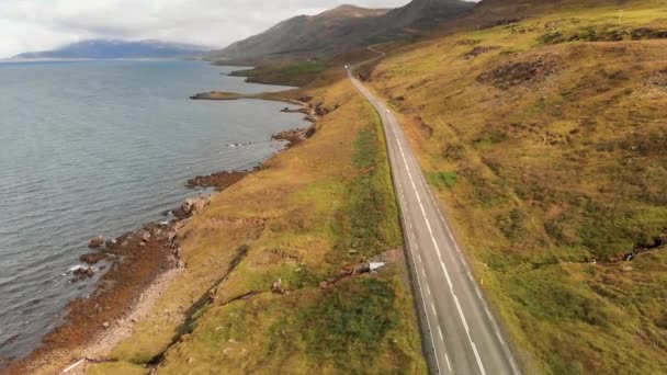 Krásná krajina Islandu Fjord v letní sezóně, letecký pohled z dronu. — Stock video