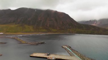 Yaz mevsiminde Olafsfjordur manzarasının güzel hava manzarası, İzlanda.