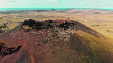 Saxholl Krateri İzlanda 'da ünlü bir volkandır. Yaz mevsiminde İHA 'dan hava görüntüsü.