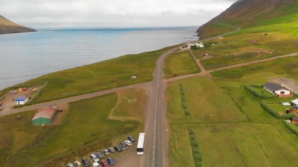 Prachtig uitzicht vanuit de lucht op het Olafsfjordur landschap in het zomerseizoen, IJsland. — Stockvideo